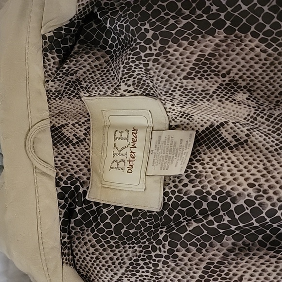 BKE vest with cute back detail. Size medium. Cream faux leather. - Picture 4 of 8